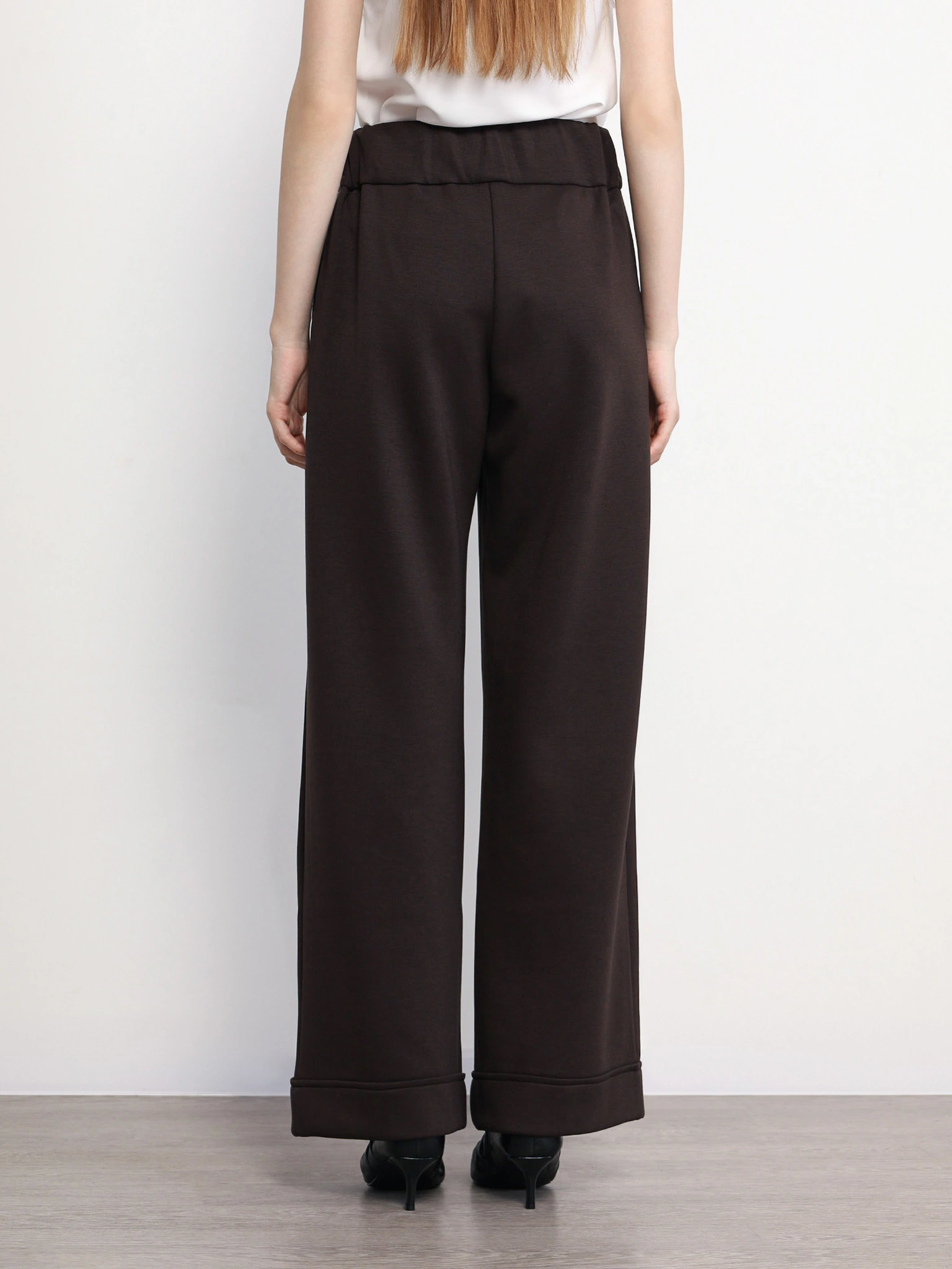 Брюки трикотажные темно-коричневого цвета расклешенного кроя